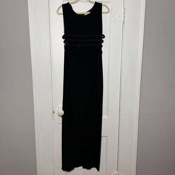 MARINA Dresses & Skirts - Vintage Marina Elegant Black Sleeveless Velvet Formal Beaded Dress Size 8